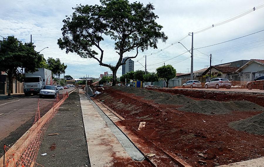 Com apenas três funcionários, revitalização da Praça Ciro Ibirá de Barros segue devagar, quase parando
