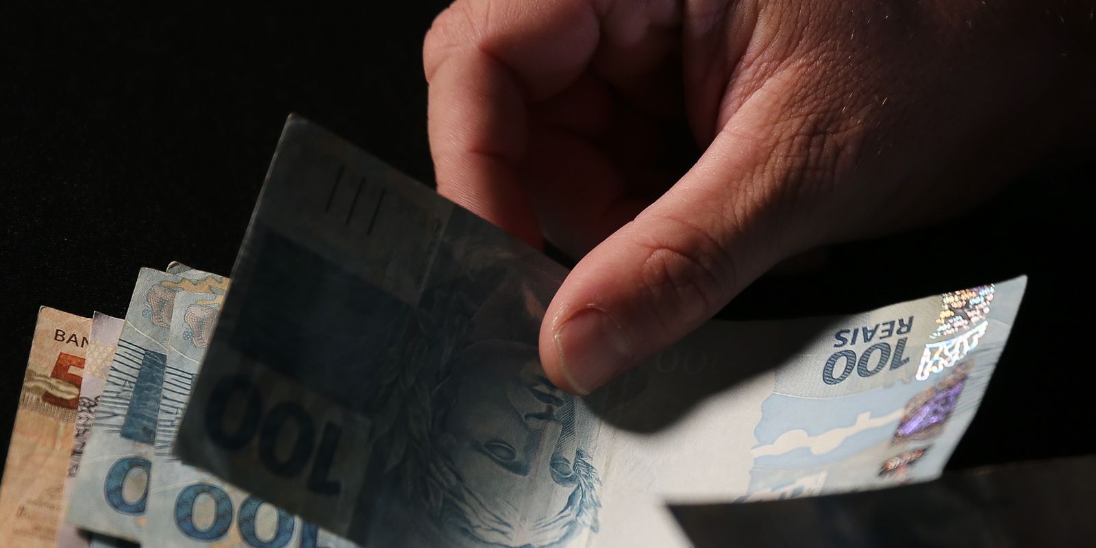 Governo avalia uso do FGTS para quitar dívidas, diz Durigan