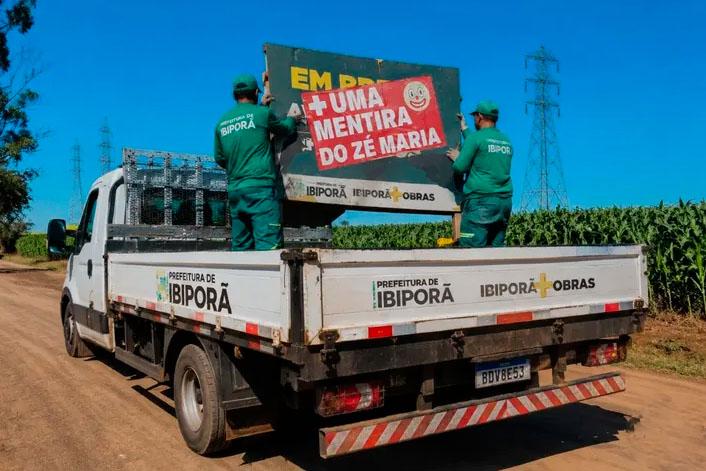 Prefeito de Ibiporã volta a ser esculhambado nas redes sociais por nova placa na Estrada dos Pioneiros