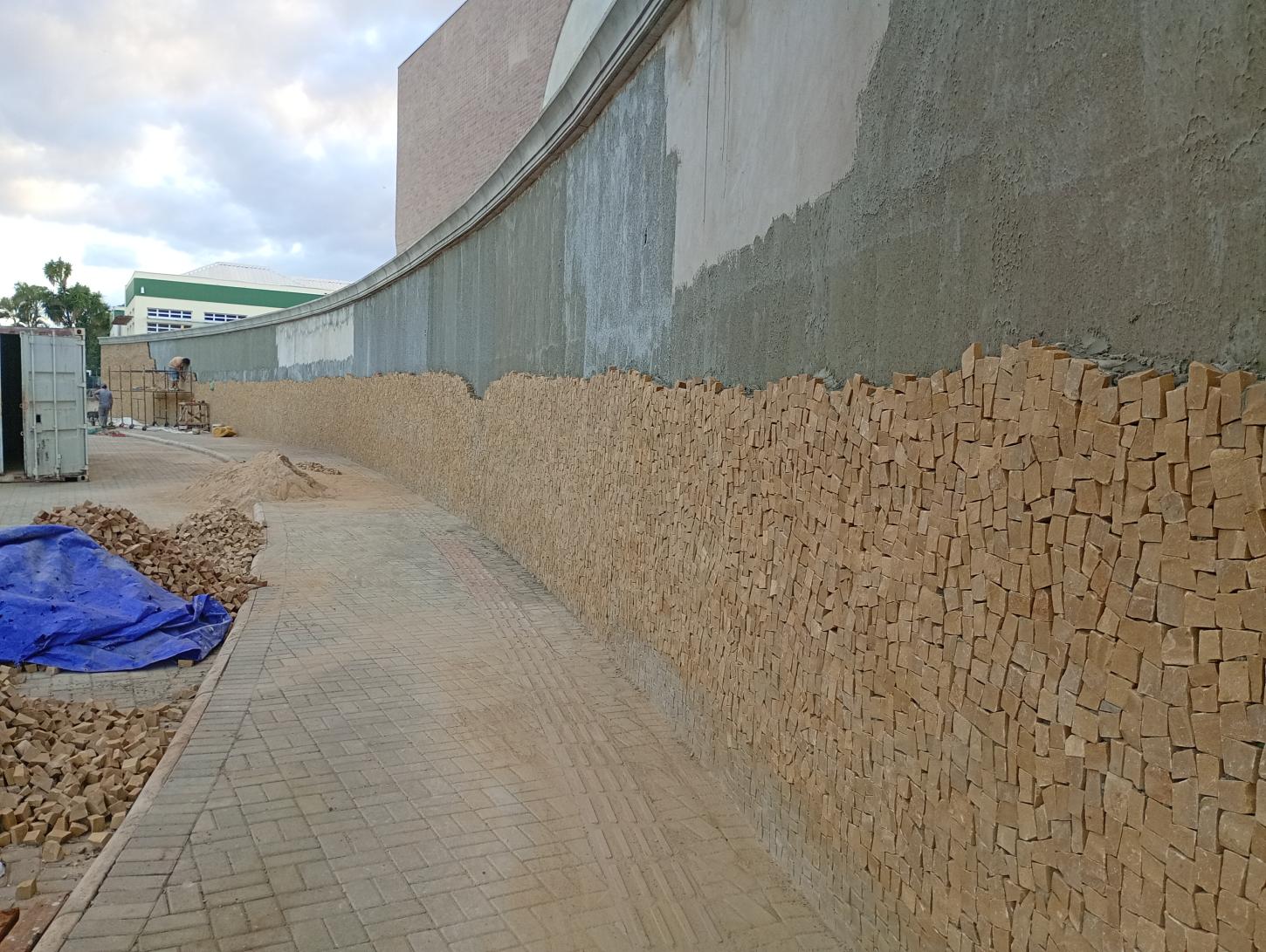Decoração com pedras no muro da Escola Engenheiro Beltrão vai custar R$ 470 mil