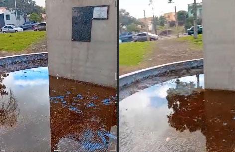 Descaso com a arte de Henrique Aragão: Morador denuncia sujeira na praça Eugênio Sperandio no centro de ibiporã