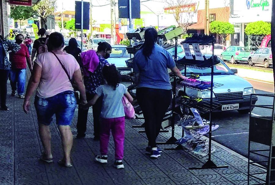 Dois pesos, duas medidas: Ibiporã pune a periferia e tolera calçadas invadidas irregularmente no Centro
