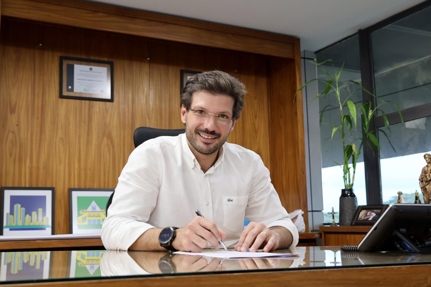 Prefeito de Londrina, Tiago Amaral é investigado pelo Ministério Público por uso irregular de verba