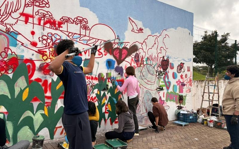 Adolescentes de Ibiporã participam de oficina sobre arte urbana e revitalizam muro de instituição da cidade
