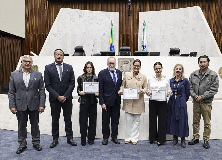 Deputado Tercilio Turini homenageia Bebê Clínica e professor Luiz Walter, precursor da odontopediatria
