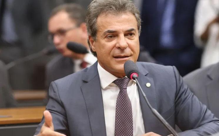 Projeto de Beto Richa propõe dedução de gastos com saúde de animais adotados no Imposto de Renda