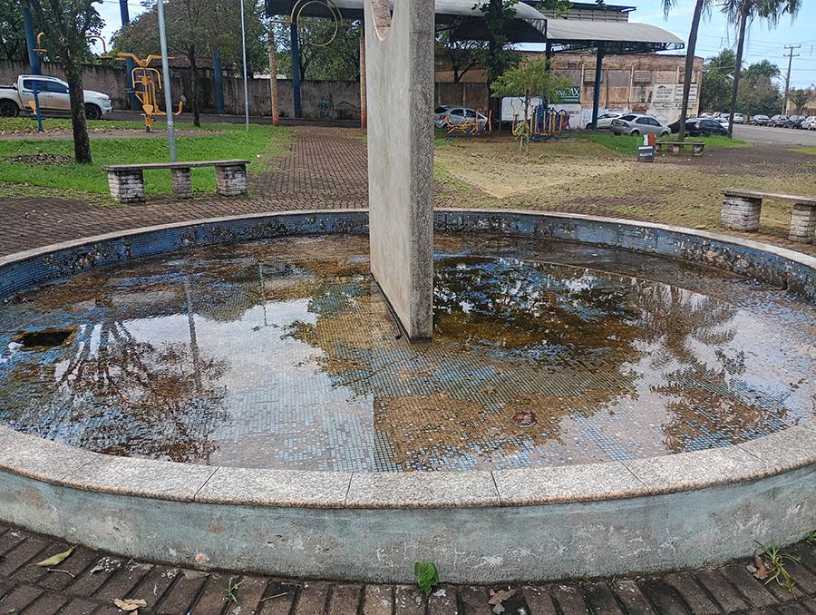 Abandono e Descaso: Praça Eugênio Sperandio em Ibiporã Vira Foco de Doenças e Desonra a Memória de Pioneiro