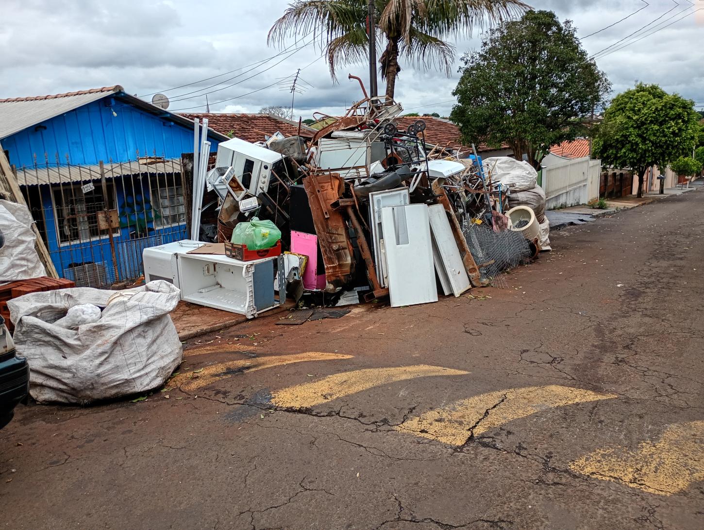 Descaso na Vila Ribeiro: Sucata e Omissão Fiscalizatória em Pleno Período Eleitoral