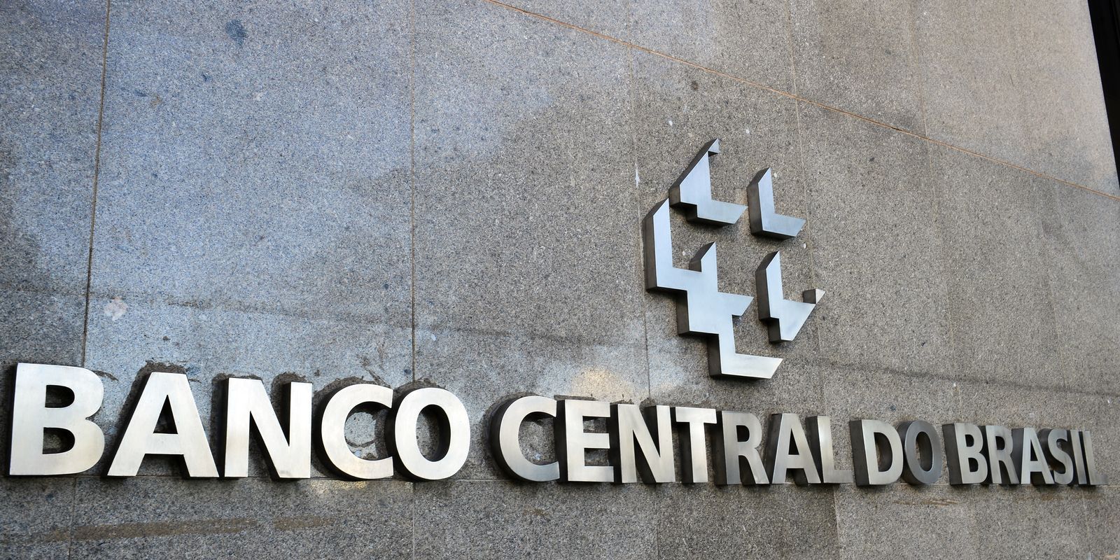 Mercado financeiro reduz previsão da inflação para 5% este ano