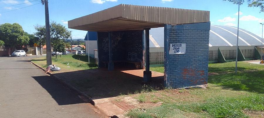 Comunidade esquecida: Executivo ignora pedidos de manutenção e deixa ponto de ônibus histórico em abandono