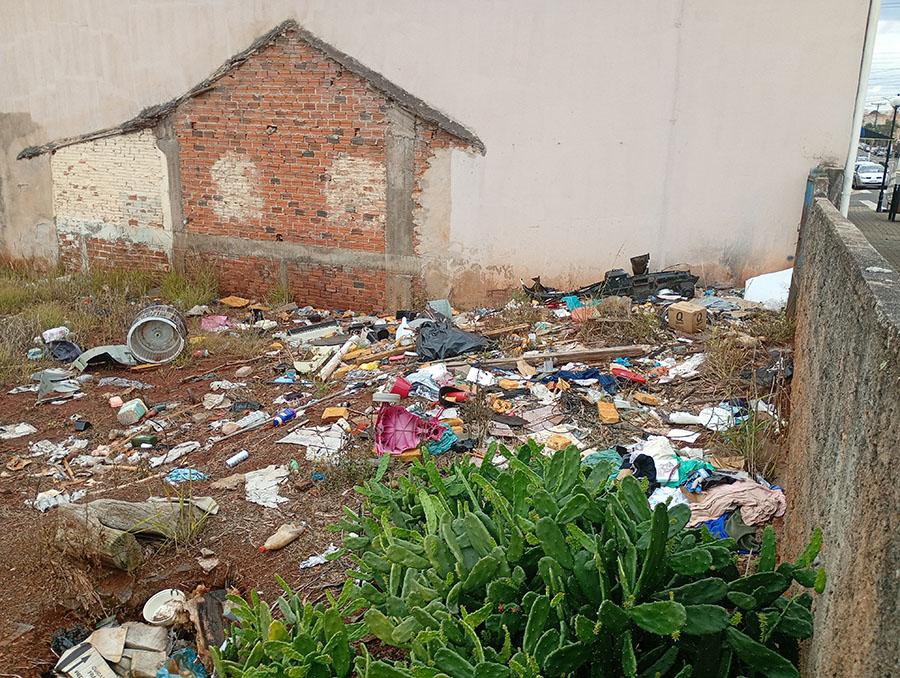 Moradores da avenida Paraná, sofrem com lixo enquanto prefeitura focava atenção em campanha política