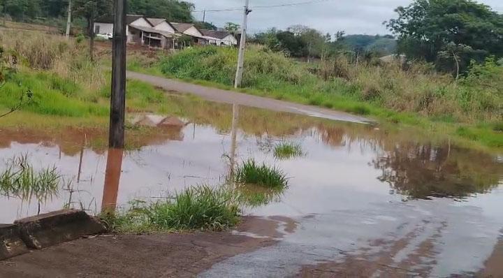 Moradores do Balneário Tibagí são surpreendidos por subida repentina de rio